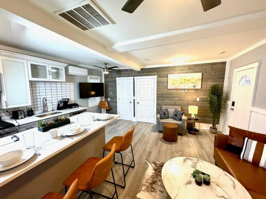 Little House On 47Th Apartment Кливланд Екстериор снимка