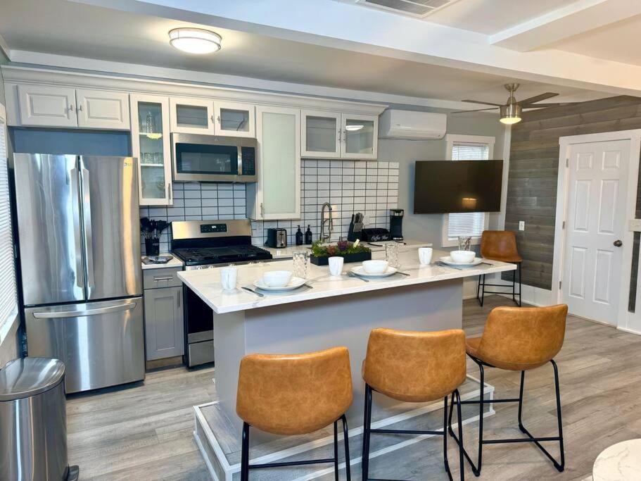 Little House On 47Th Apartment Кливланд Екстериор снимка