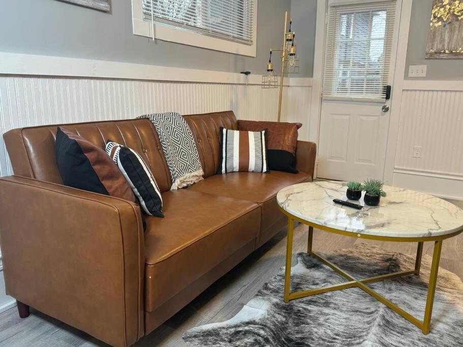 Little House On 47Th Apartment Кливланд Екстериор снимка