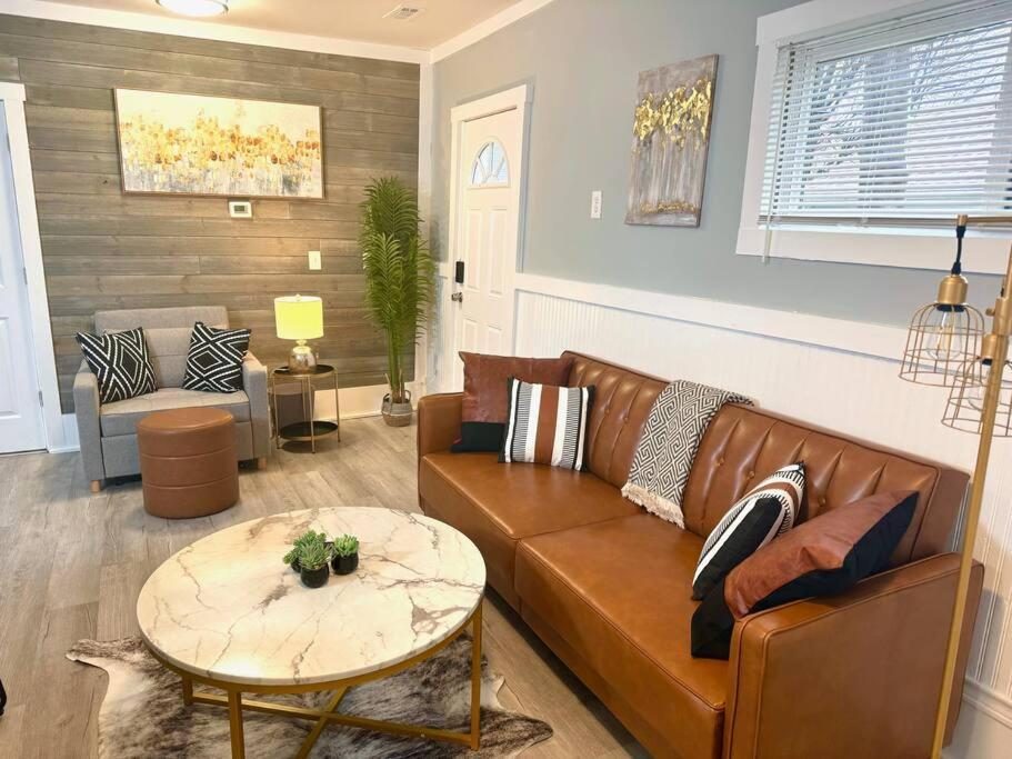 Little House On 47Th Apartment Кливланд Екстериор снимка