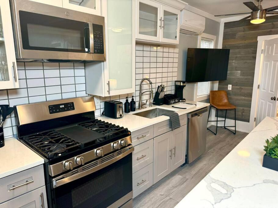 Little House On 47Th Apartment Кливланд Екстериор снимка